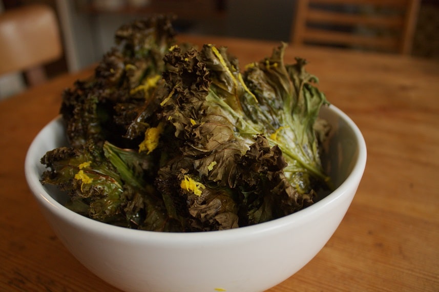 Kale Chips mit Meersalz (Grünkohl Chips) | Vegane Rezepte