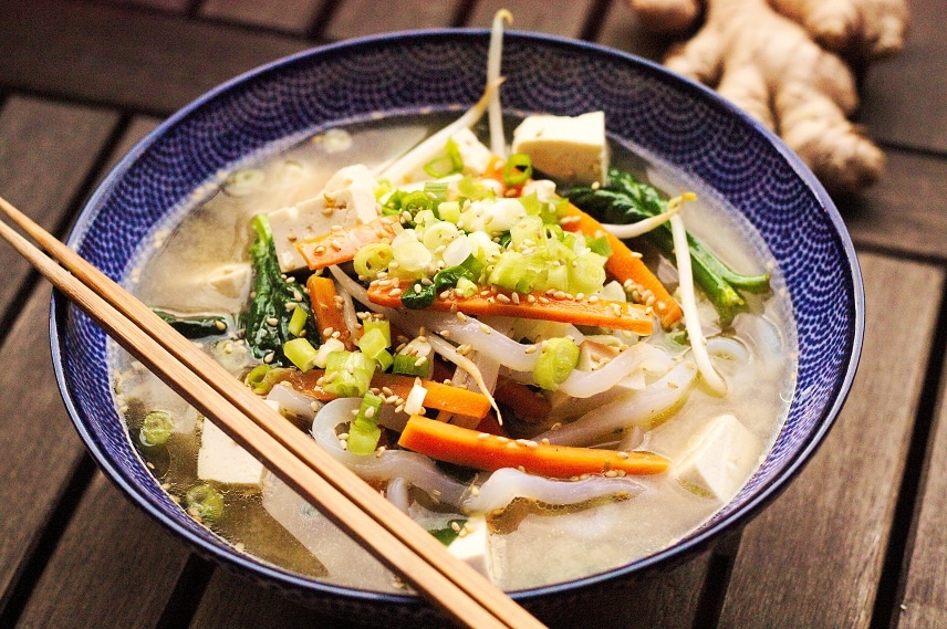 shiratakinudeln mit miso tofu suppe