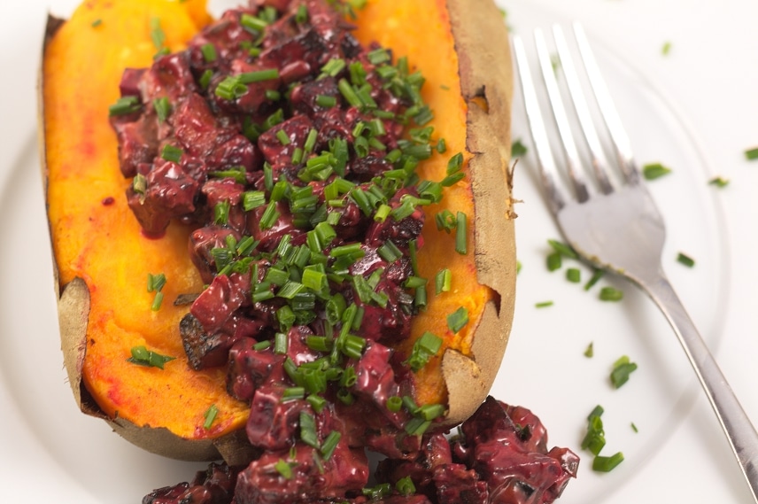 Gebackene Süßkartoffel mit Rote Bete in Mandelsoße | Vegane Rezepte