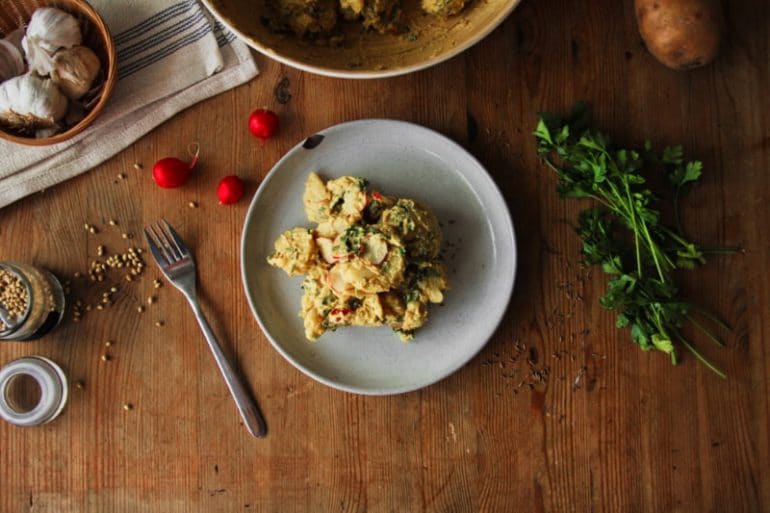 Kartoffelsalat mit Hummus als Dressing Veganisstgrün